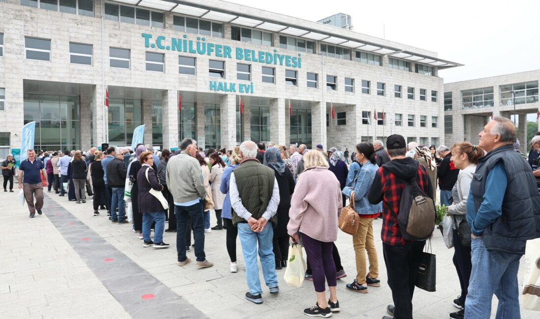 Bursa’da ücretsiz fide için uzun kuyruklar oluştu NİLÜFER BELEDİYESİ “FİDE BİZDEN ÜRÜN SİZDEN” KAMPANYASI ÇERÇEVESİNDE BU YILDA