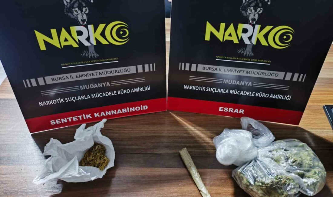 Bursa’da uyuşturucuya geçit yok : 2 gözaltı BURSA'DA POLİSİN ŞÜPHELENEREK DURDUĞU ARAÇTA 37.1 GRAM ESRAR İLE 2.90