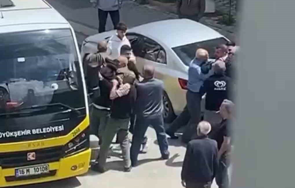 Bursa’da yol verme kavgası kamerada BURSA’DA MİNİBÜS İLE OTOMOBİL SÜRÜCÜSÜ ARASINDA YOL VERME KAVGASI CEP