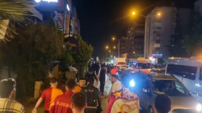BURSASPOR TARAFTARLARI, ŞAMPİYONLUĞUNU KUTLAMAK İÇİN SOKAĞA ÇIKAN GALATASARAYLI TARAFTARLARIN ÜSTÜNE
