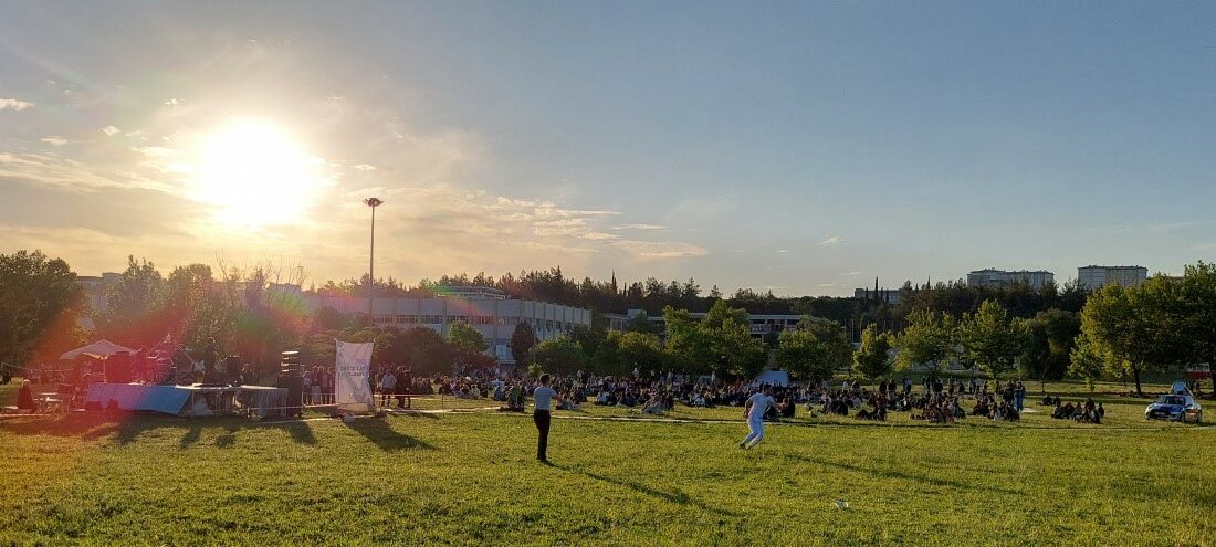 BUÜ Rektörlüğü, asılsız haberleri yalanladı BURSA ULUDAĞ ÜNİVERSİTESİ (BUÜ) REKTÖRLÜĞÜ, 'REKTÖRLÜK KIZLI ERKEKLİ ETKİNLİKLERE İZİN