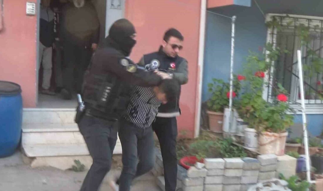 Bursa’da zehir tacirlerine helikopter destekli şok operasyon BURSA'DA ZEHİR TACİLERİNE BÜYÜK DARBE VURULDU. BURSA MERKEZLİ 13 İLDE