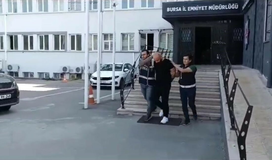 Bursa’da hakkında 41 yıl hapis cezası olan zanlı yakalandı BURSA ASAYİŞ ŞUBE MÜDÜRLÜĞÜ'NE BAĞLI ARANAN ŞAHISLAR BÜRO AMİRLİĞİ EKİPLERİ