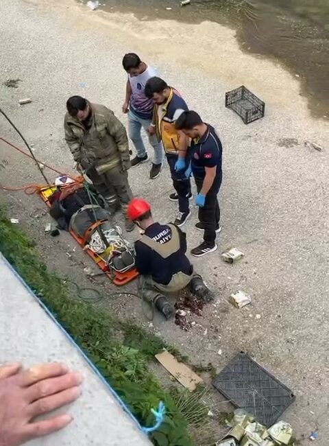 BURSA’DA DEREYE DÜŞEN KİŞİ İTFAİYE EKİPLERİ TARAFINDAN HALATLA KURTARILDI.