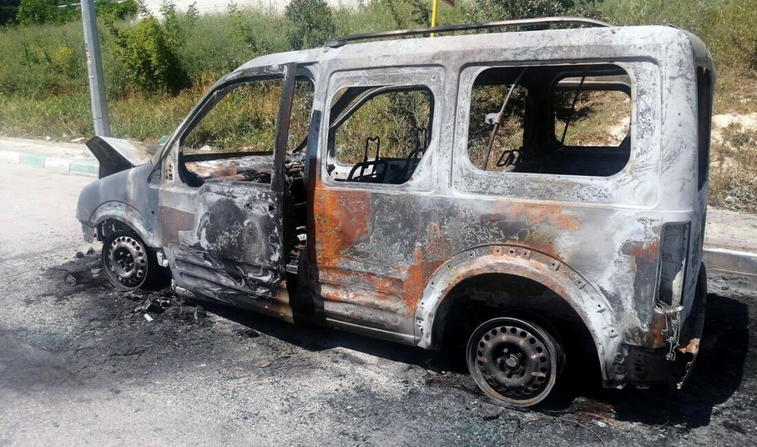 Bursa’da bir sürücü, alev alan araçtan son anda kurtuldu BURSA'NIN MUDANYA İLÇESİNDE DİN GÖREVLİSİ, ALEV ALAN HAFİF TİCARİ ARAÇTAN