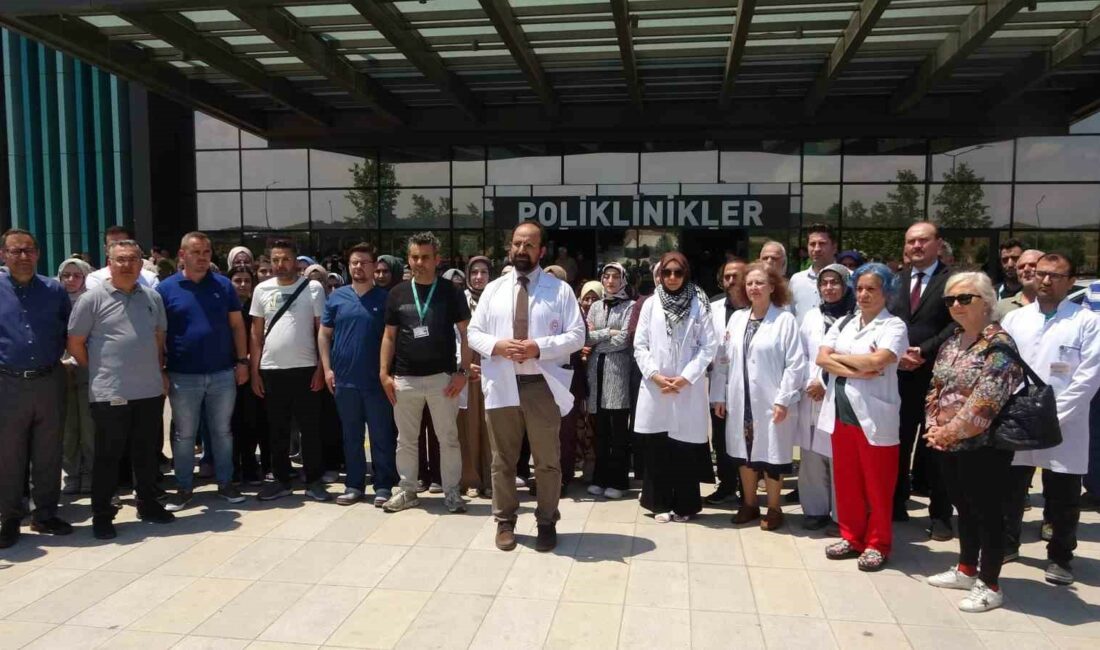Doktorlardan İsrail’in Filistin’deki zulmüne tepki BURSA ŞEHİR HASTANESİ DOKTORLARI, İSRAİL-FİLİSTİN SAVAŞINDA İŞLENEN İNSANLIK SUÇU HAKINDA