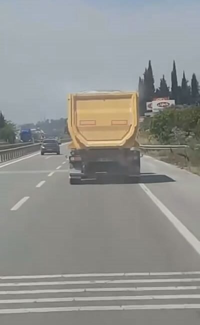 Dorsesindeki kumları yola dökerek ilerledi BURSA'DA BİR KAMYONUN DORSESİNDE YÜKLÜ OLAN KUMLAR, RÜZGARIN ETKİSİYLE YOLA