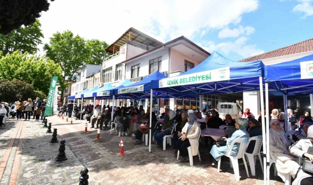 İZNİKLİ GÖNÜL ADAMI EŞREFOĞLU ABDULLAH RUMİ İZNİK’TE Kİ KABRİ BAŞINDA