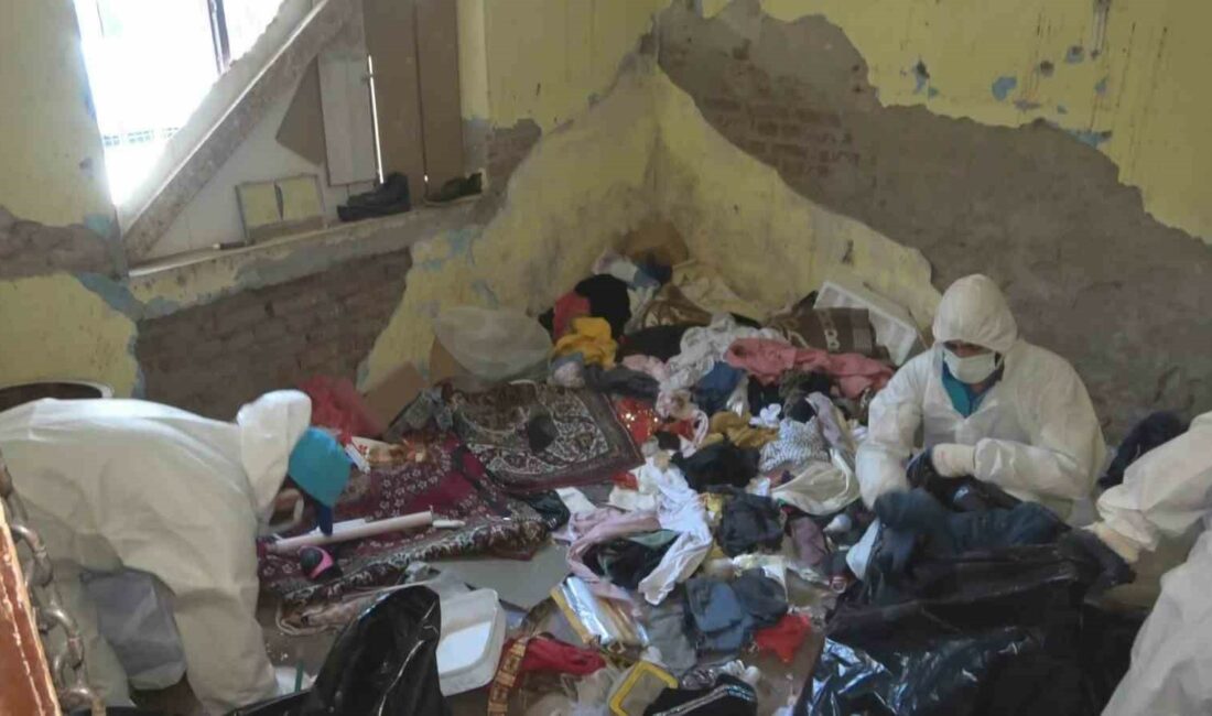 Ev değil sanki şehir çöplüğü BURSA’DA KÖTÜ KOKULAR SEBEBİ İLE MAHALLELİYİ BEZDİREN EVİ ŞİKAYET EDEN