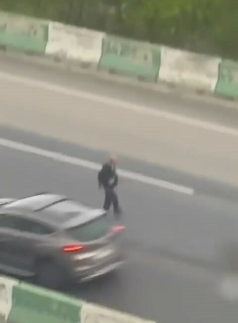 Facia teğet geçti…Mudanya yolunda alkollü yaya paniği BURSA'DA ALKOLLÜ OLDUĞU İDDİA EDİLEN ŞAHIS, ARAÇLARIN ÇOK YOĞUN VE