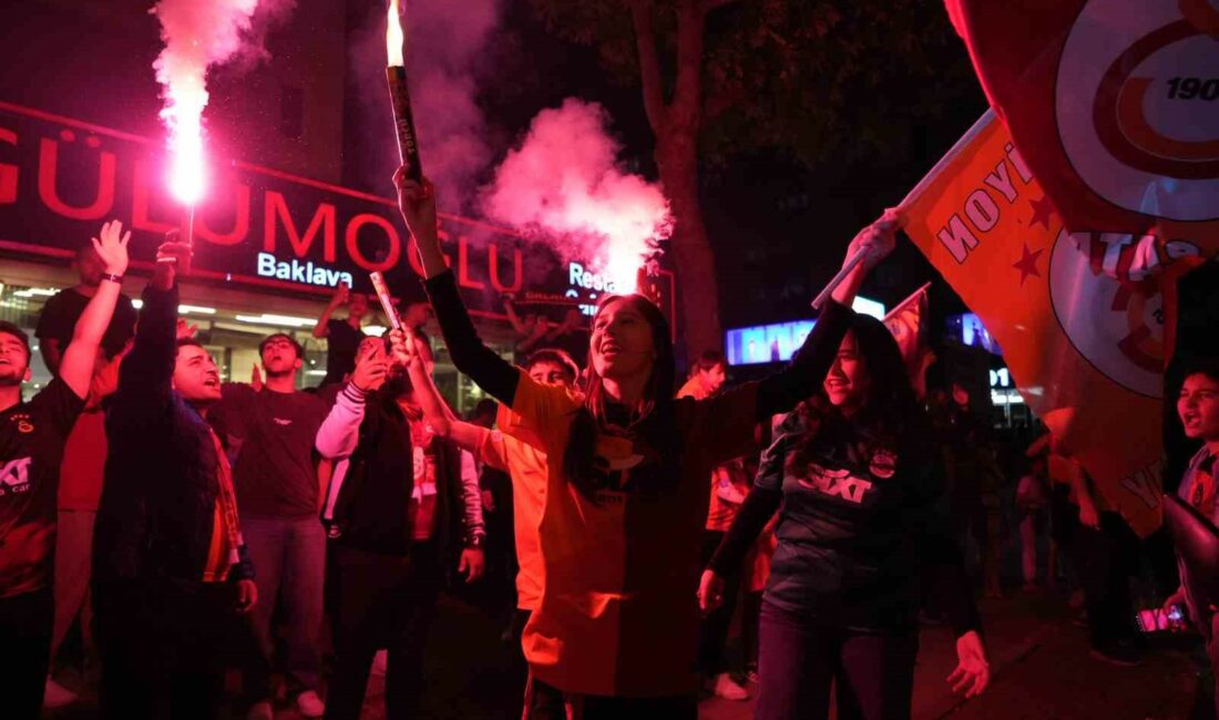 Galatasaray taraftarları Bursa’da şampiyonluğu coşkuyla kutladı TRENDYOL LİG'İN 38. HAFTASINDA DEPLASMANDA KONYASPOR’U 3-1’LİK SKORLA MAĞLUP EDEN