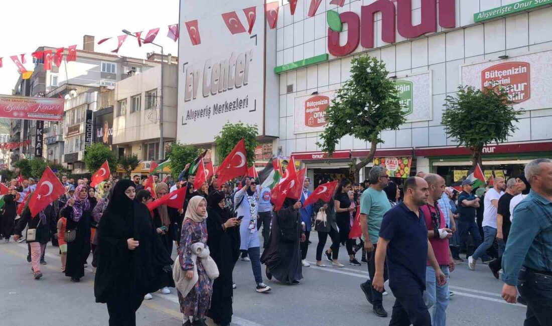 GEMLİKLİLERİN YOĞUN KATILIM GÖSTERDİĞİ YÜRÜYÜŞ SONRASI 15 TEMMUZ MEYDANINDA MİTİNG