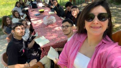 BURSA'DA LİSE ÖĞRENCİLERİ "KİTAP BENİM-DIŞARIDA OKUMA SAATİ" İLE İZNİK GÖLÜ