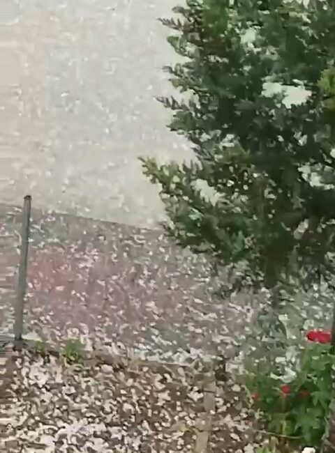 Gürsu ovasına ceviz büyüklüğünde dolu yağdı BURSA'NIN GÜRSU İLÇESİNDE TOKİ KONUTLARININ BULUNDUĞU BÖLGEYE CEVİZ BÜYÜKLÜĞÜNDE DOLU