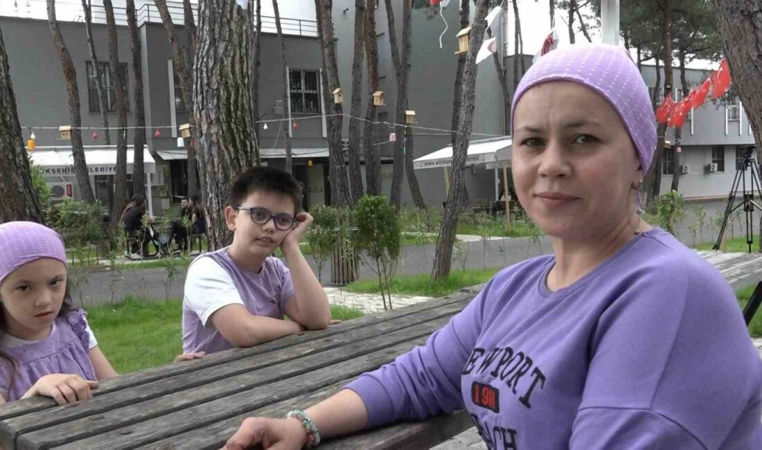 Hasta ikizleri için 10 yıldır ne televizyon izledi, ne güne gitti BURSA’DA İKİZLERİ İÇİN GECESİNİ GÜNDÜZÜNE KATAN MİNE DEMİR, KIZI VE