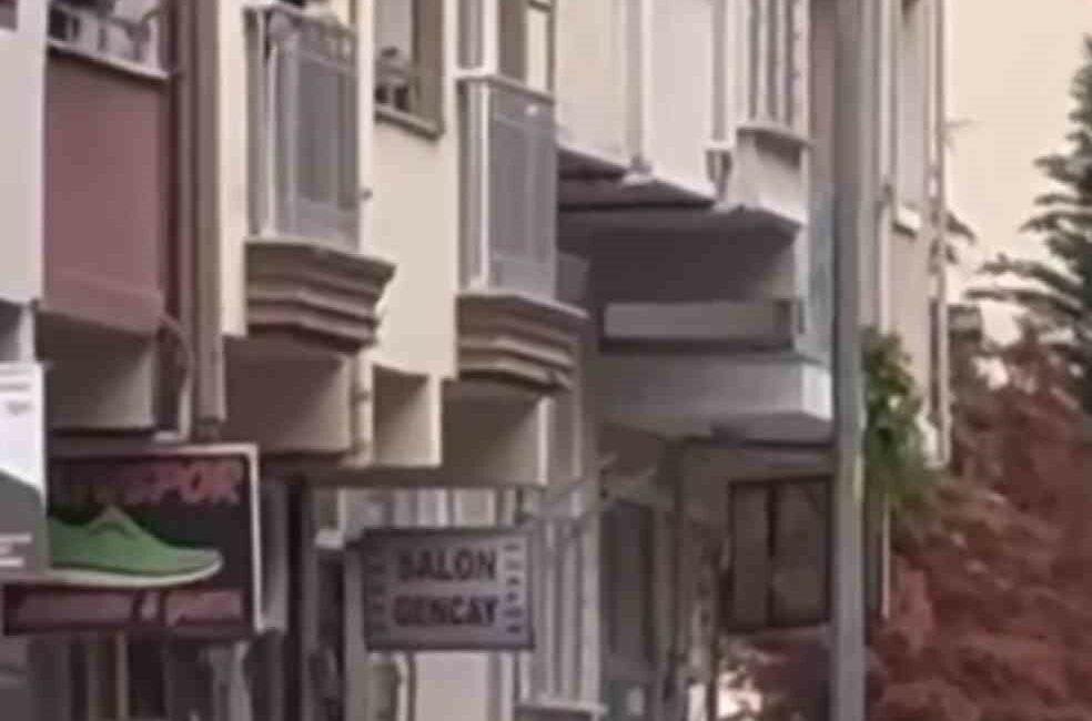 İki kişi arasındaki kavga kamerada BURSA’DA İKİ KİŞİ ARASINDA ÇIKAN KAVGA CEP TELEFON KAMERASINA YANSIDI.