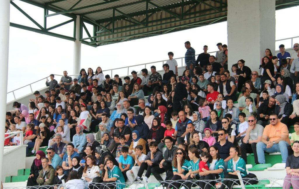 İznik’te 19 Mayıs coşkusu stada sığmadı 19 MAYIS ATATÜRK’Ü ANMA, GENÇLİK VE SPOR BAYRAMI SEBEBİYLE İZNİK