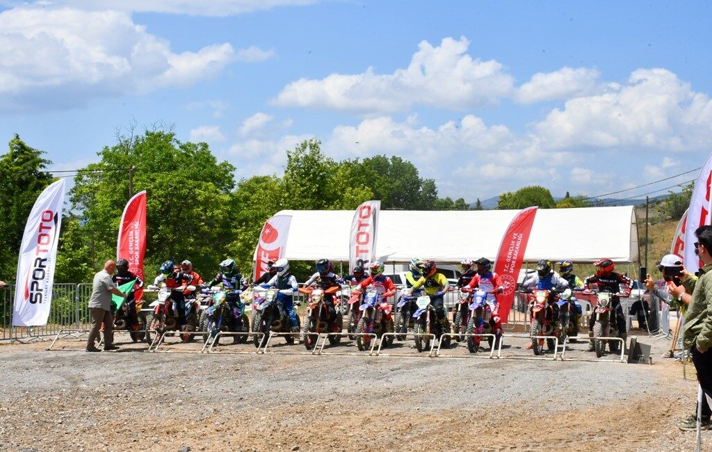 İznik’te kupalar sahiplerini buldu TÜRKİYE SÜPER ENDURO ŞAMPİYONASI’NIN AÇILIŞ AYAĞI YARIŞLARI İZNİK’TE GERÇEKEŞTİ. MEHMET