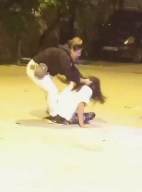 Kadınların saç saça baş başa kavgası kamerada BURSA'DA 2 KADIN ARASINDA YAŞANAN TARTIŞMA KAVGAYA DÖNÜŞTÜ. KADINLARIN SAÇ