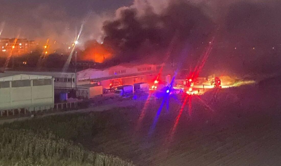 BURSA’NIN KARACABEY İLÇESİNDE, ARABA YEDEK PARÇA FABRİKASINDA ÇIKAN YANGIN İTFAİYE