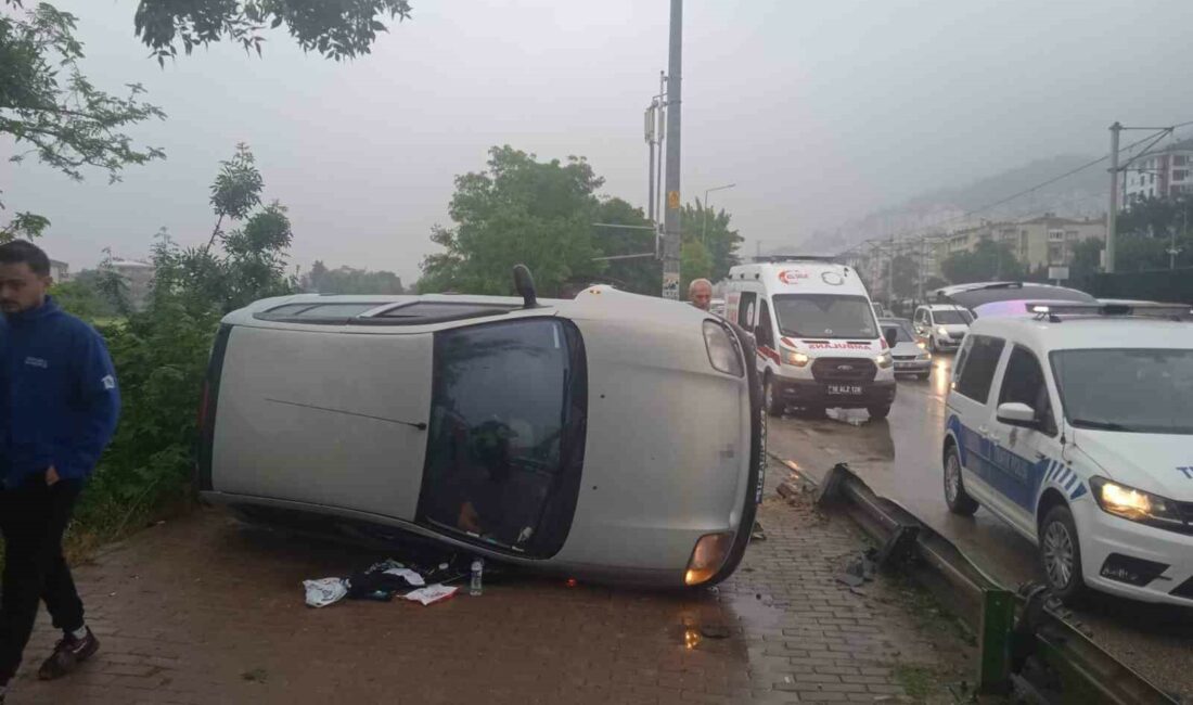 Kontrolden çıkan otomobil yan yattı BURSA'DA SÜRÜCÜNÜN KONTROLÜNDEN ÇIKAN OTOMOBİL YAN YATTI. SÜRÜCÜ OTOMOBİLDEN ÇEVREDEKİ