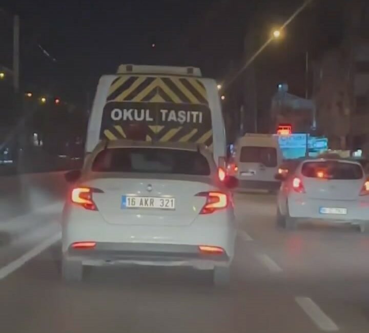 Makas atarak trafiği tehlikeye soktu, o anlar kamerada BURSA'DA KİMLİĞİ BELİRSİZ BİR OTOMOBİL SÜRÜCÜSÜ, MAKAS ATARAK İLERLEDİ. TEHLİKELİ
