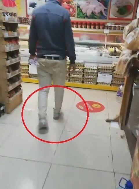 Bursa’da bir inşaat işçisi, su almak için girdiği market kirlenmesin