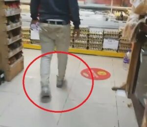 Bursa’da inşaat işçisi market kirlenmesin diye ayaklarına poşet giydi Bursa’da bir inşaat işçisi, su almak için girdiği market kirlenmesin