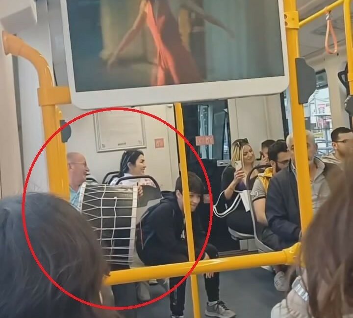 Metro vagonunda mini konser resitali BURSA'DA BİR SOKAK SANATÇISI, BİNDİĞİ METRO VAGONUNDA DAVUL EŞLİĞİNDE MİNİ