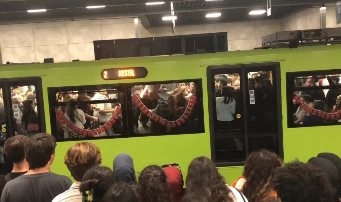 Bursa’da metro vagonunu ringe çevirdiler BURSA’DA METRO VAGONUNDA ÇIKAN YUMRUKLU KAVGA KAMERAYA YANSIDI.