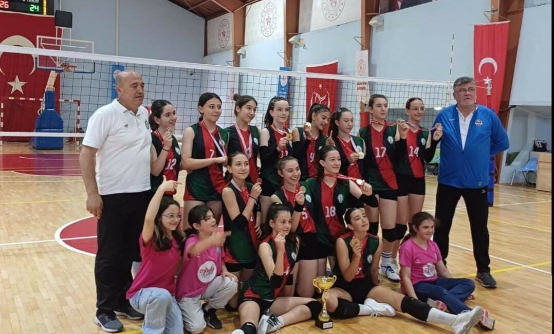 Midi Kızlar Gelişim Ligi şampiyonu Hürriyetspor MİDİ KIZLAR GELİŞİM LİGİ ŞAMPİYONU HÜRRİYETSPOR