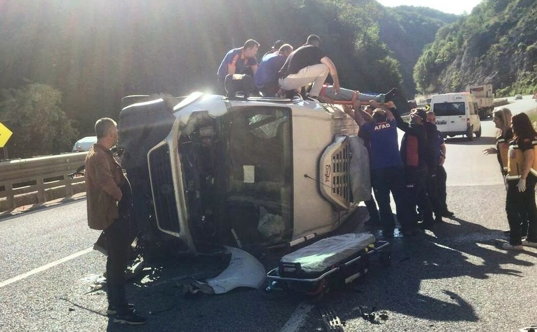Bursa’da devrilen minibüste sıkışan sürücüyü AFAD kurtartı Bursa’nın İnegöl ilçesinde kontrolden çıkan minibüs devrildi, araçta sıkışan sürücü