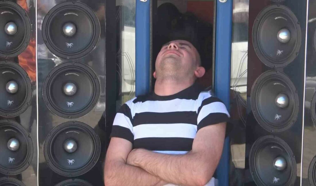 Modifiye tutkunları eserlerini sergiledi BURSA’DA MODİFİYE TUTKUNLARI BİR ARAYA GELDİ