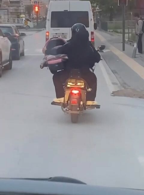 BURSA'DA İŞLEK CADDE ÜZERİNDE İLERLEYEN MOTOSİKLET SÜRÜCÜSÜ BEBEĞİ PUSETTE TAŞIDI.