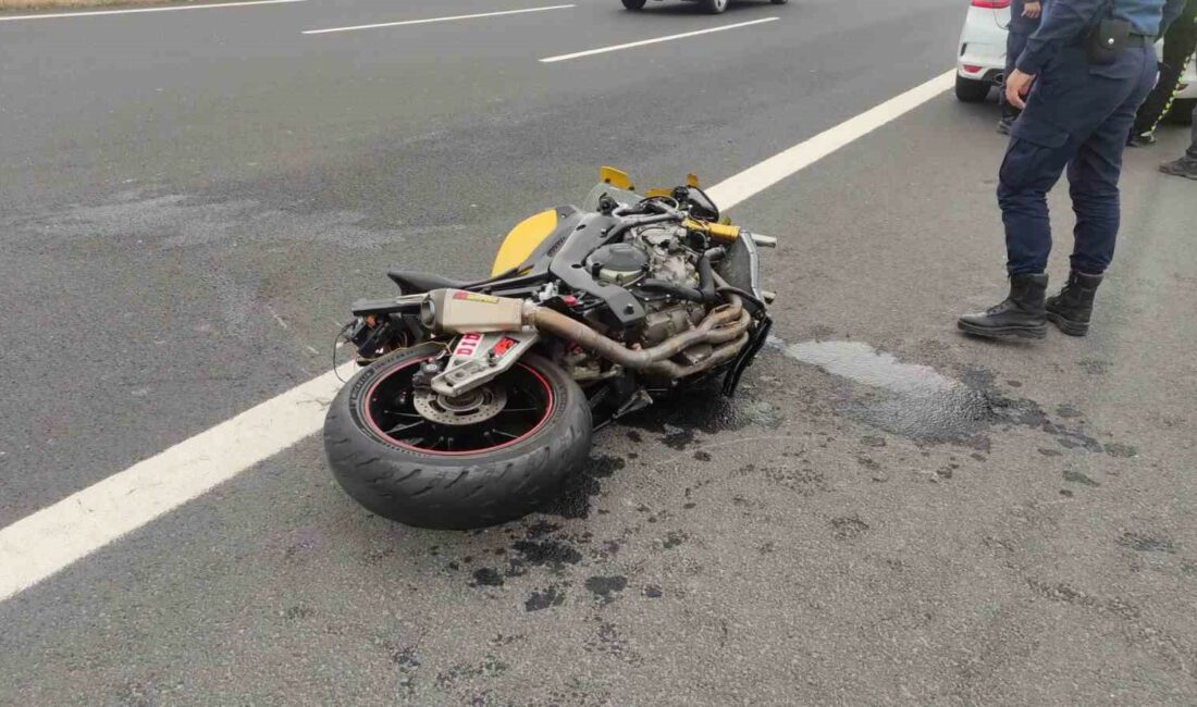 Motosikletler otoyolda çarpıştı: Sürücüler metrelerce sürüklendi İSTANBUL-İZMİR OTOYOLU'NDA BURSA İSTİKAMETİNE GİTMEKTE OLAN İKİ MOTOSİKLET BİRBİRİYLE ÇARPIŞTI.