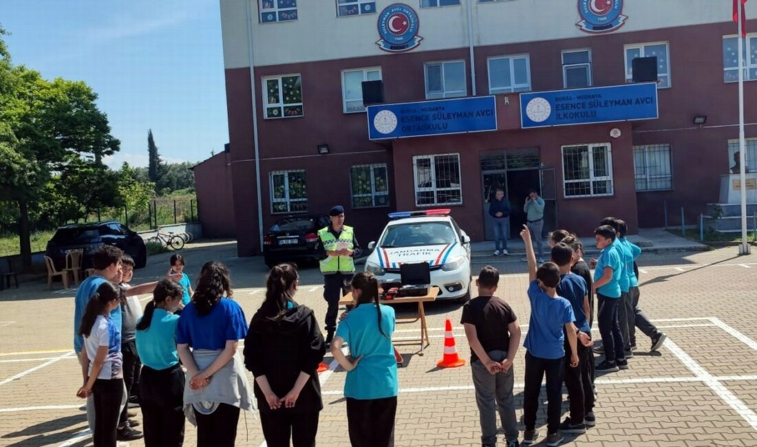 Mudanya jandarmadan trafik bilgelendirme çalışmaları sürüyor İL JANDARMA KOMUTANLIĞI'NA BAĞLI MUDANYA İLÇE JANDARMA KOMUTANLIĞI TİMLERİ OKULLARDA,