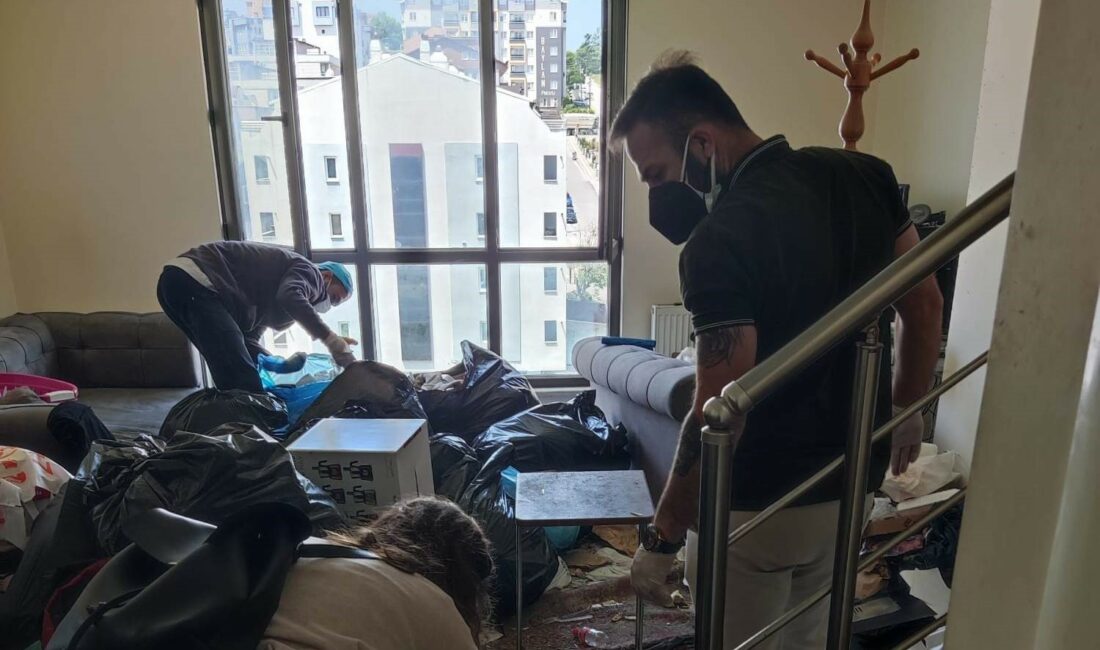 NİLÜFER’İN DUMLUPINAR MAHALLESİ’NDEKİ BİR EVDEN TONLARCA ÇÖP ÇIKARILDI. NİLÜFER BELEDİYESİ