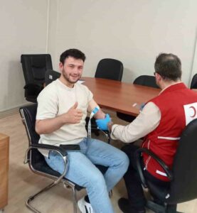 Bursa’da öğrenciler iki hastanın hayatını kurtardı BURSA’DA DÜZENLİ OLARAK KAN VE KÖK HÜCRE BAĞIŞI YAPAN ÖĞRENCİLER,