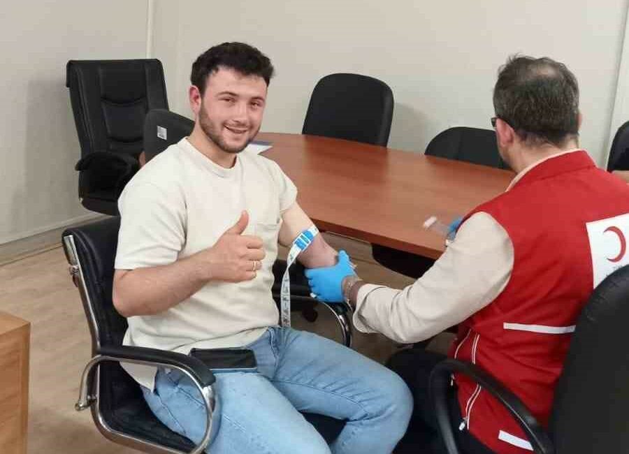 Bursa’da öğrenciler iki hastanın hayatını kurtardı BURSA’DA DÜZENLİ OLARAK KAN VE KÖK HÜCRE BAĞIŞI YAPAN ÖĞRENCİLER,