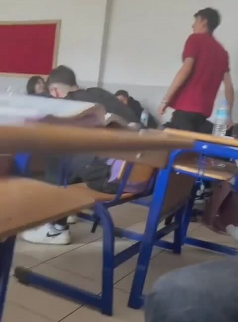 BURSA’DA BİR LİSEDE, LİSE ÖĞRENCİLERİNİN ÖĞRETMENE YAPTIĞI SAYGISIZLIK AMATÖR KAMERA