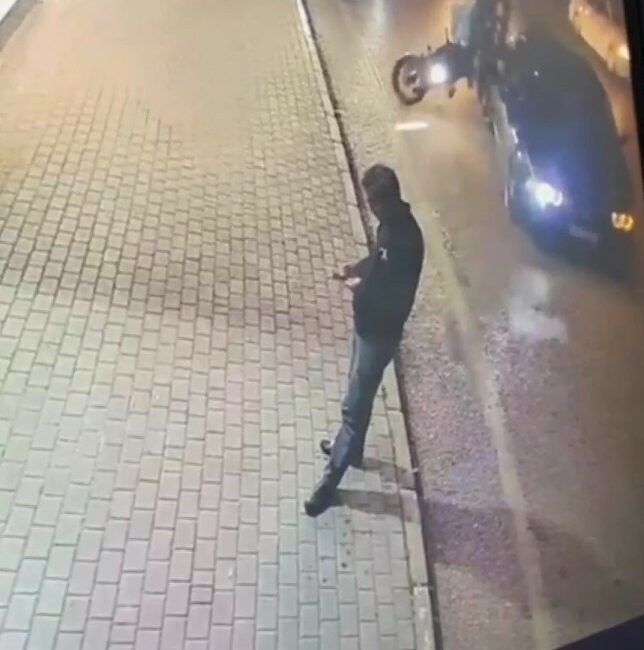 Ölüm teğet geçti… BURSA'DA MOTOSİKLET İLE OTOMOBİLİN ÇARPIŞTIĞI KAZADA İKİ KİŞİ YARALANIRKEN KALDIRIM