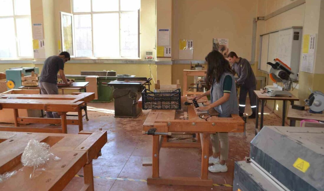 Ortaokul öğrenciler becerilerini zanaat atölyeleriyle keşfedecek BURSA’DA ZANAAT ATÖLYELERİYLE ORTA OKUL ÖĞRENCİLERİ, TEMEL MESLEKİ BECERİLERİNİ KEŞFETME