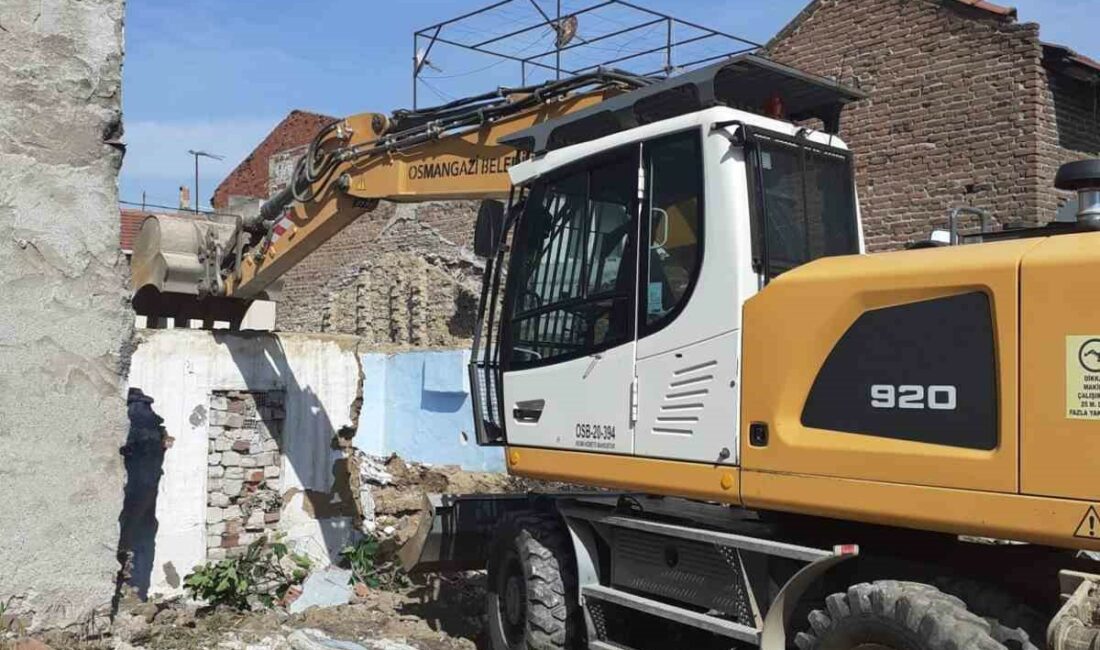 Osmangazi’de metruk bina mesaisi OSMANGAZİ BELEDİYESİ, İNSAN SAĞLIĞINI TEHDİT EDEN VE ÇEVRE KİRLİLİĞİNE NEDEN
