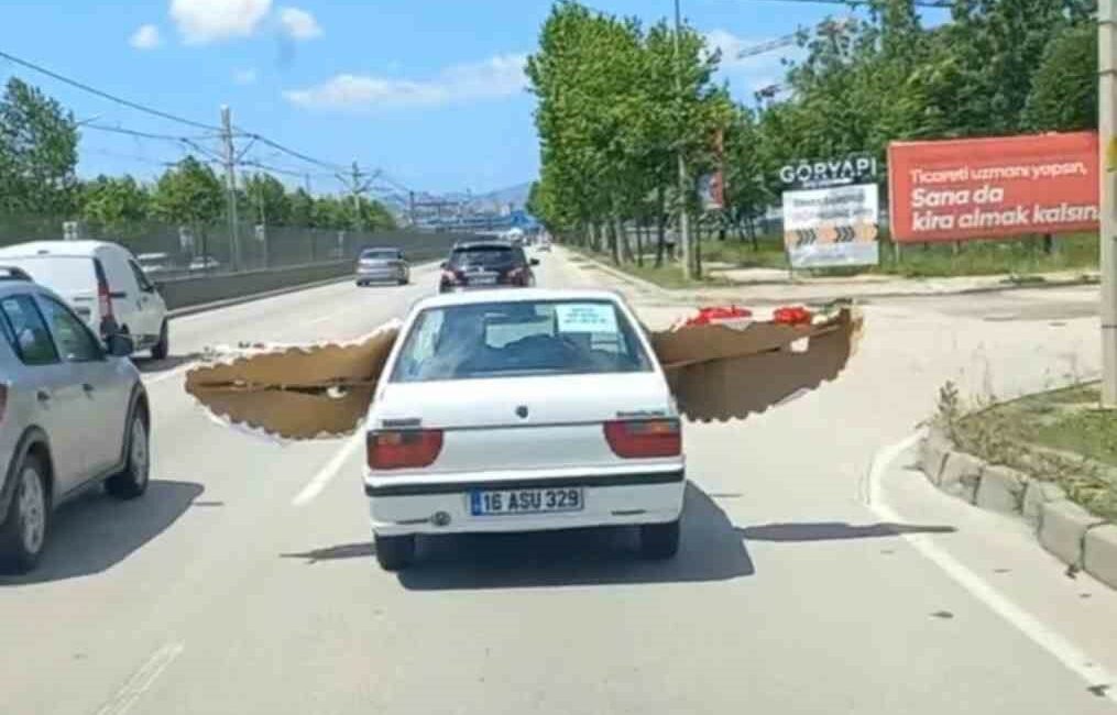 BURSA'DA OTOMOBİLLE ÇELENK TAŞIYAN SÜRÜCÜ KAMERAYA YAKALANDI. GÜNDÜZ VAKTİ OTOMOBİLİN