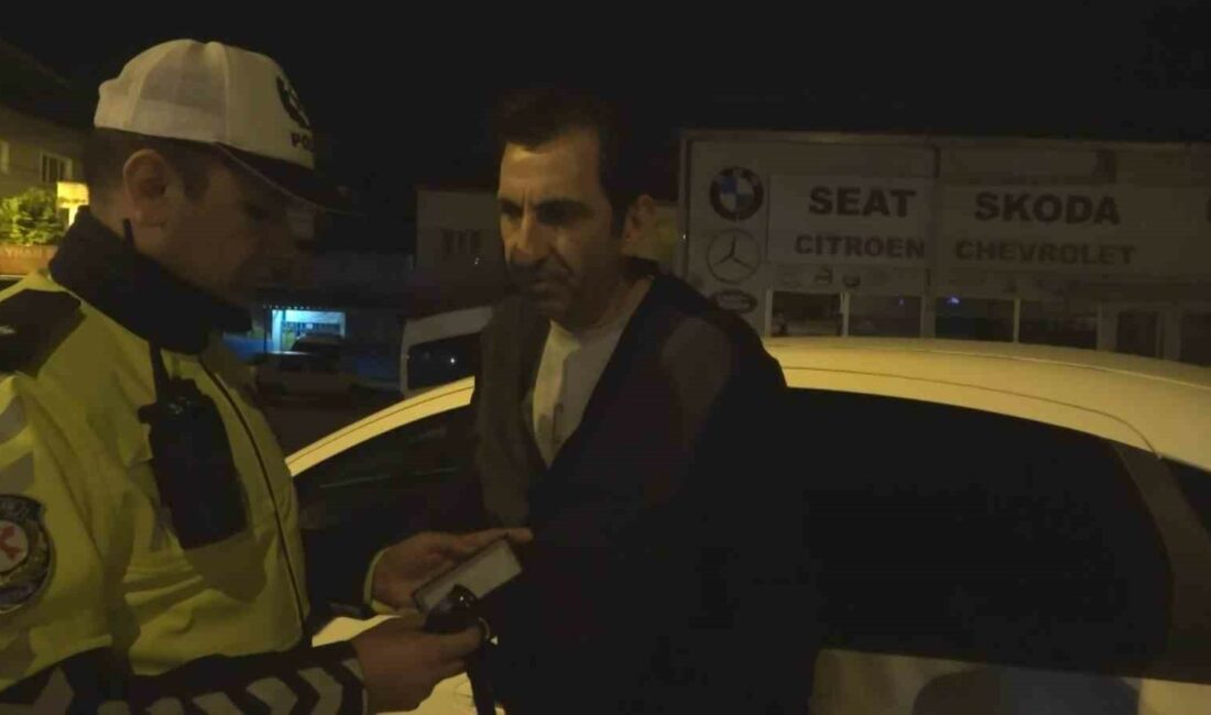 Bursa’da uygulamadan kaçan sürücü refüje çıktı Bursa'da polis uygulamasından kaçan bir sürücü otomobille refüje çıktı.