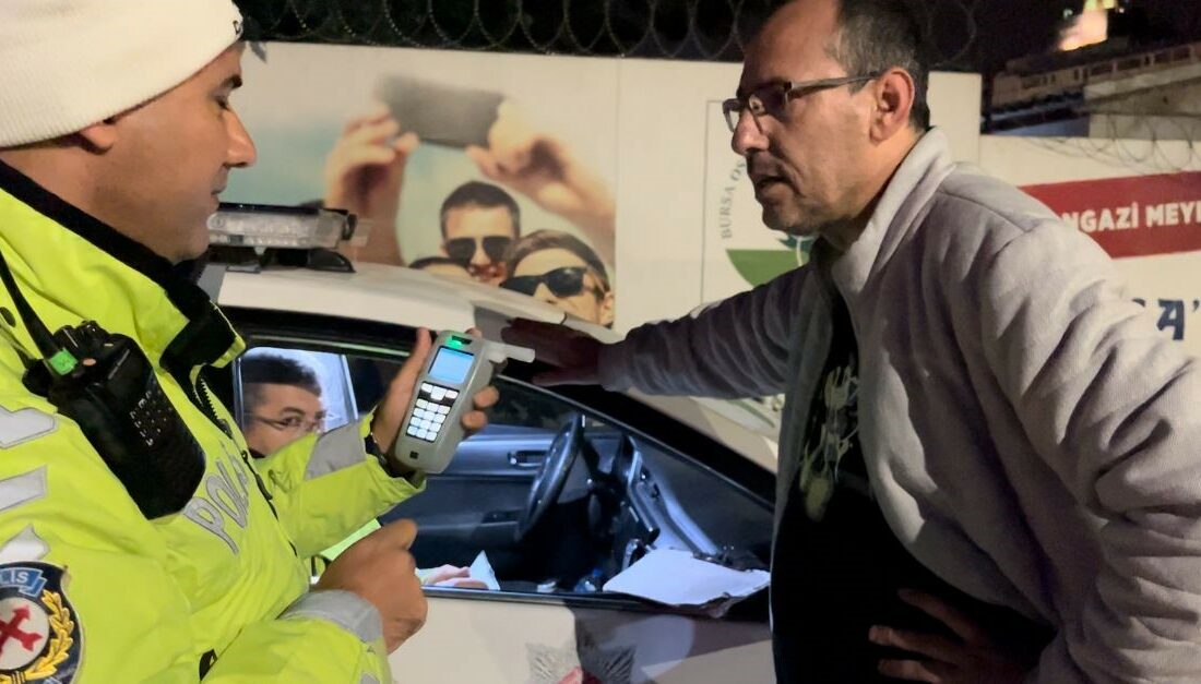 Bursa’da alkollü yakalanan sürücü “Üfletmeyin yakmayın beni” Bursa'da trafik denetimi yapan polise alkollü yakalanan sürücü, “Üfletmeyin, yakmayın
