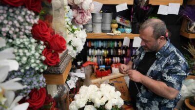 BURSA’DA ANNELER GÜNÜ ÖNCESİ ÇİÇEKÇİLERİN YOĞUN MESAİSİ BAŞLADI. BİRÇOK FARKLI