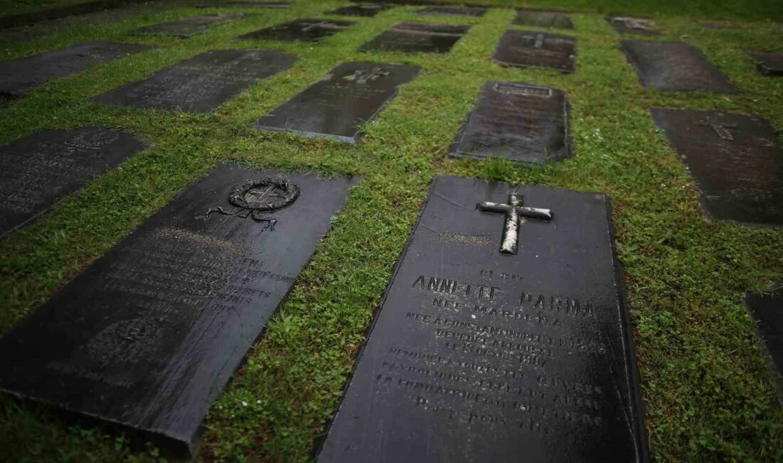 BURSA’DA BİR ÇOCUK PARKI İÇERİSİNDE BULUNAN FRANSIZ MEZARLIĞI, KASVETLİ MEZAR