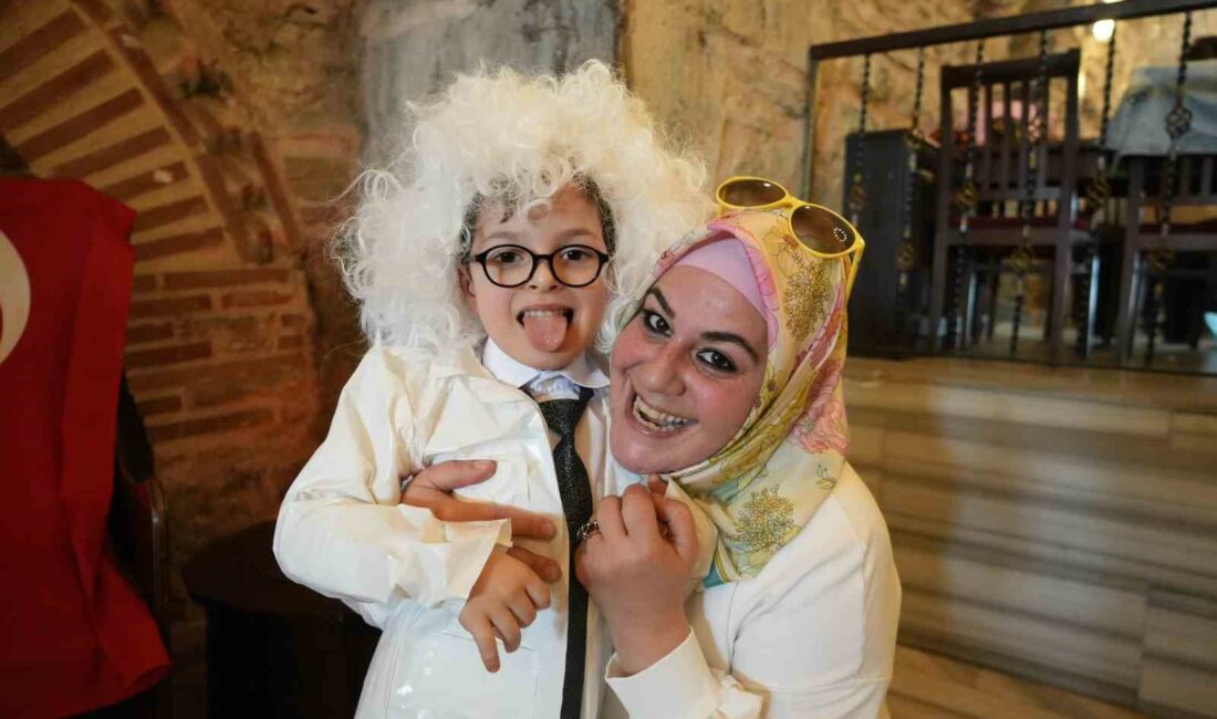 (Özel) Poşetten kıyafet dikip defile yaptılar BURSA’DA ÖZEL EĞİTİM ÖĞRETMENİ ÜMMÜHAN KEYİF KOÇ, ÖĞRENCİLERİ İLE BİRLİKTE