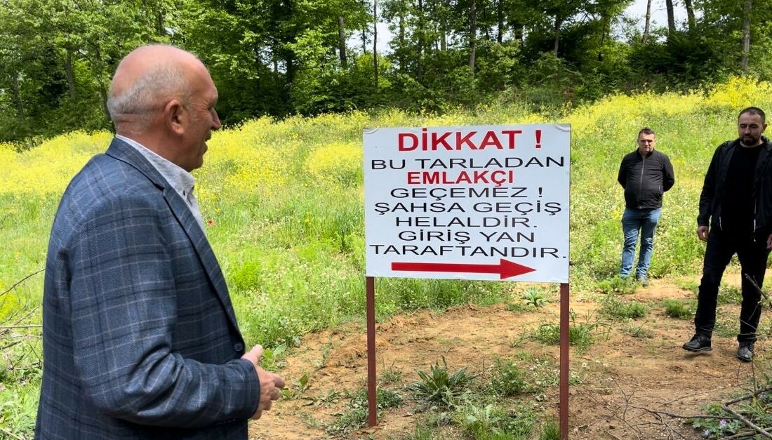 “Tarlasını yola çevirenlere” kızdı, tabela dikti BURSA’NIN NİLÜFER İLÇESİNE BAĞLI BİR KÖYDE YAPILAŞMA ARTINCA, YOL KRİZİ